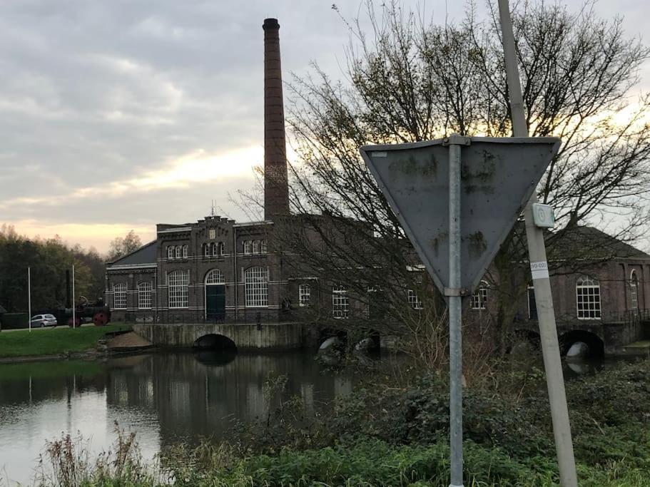 Villa Gezellige Pipo Met Grote Schommel Aan Het Water Medemblik Exterior foto