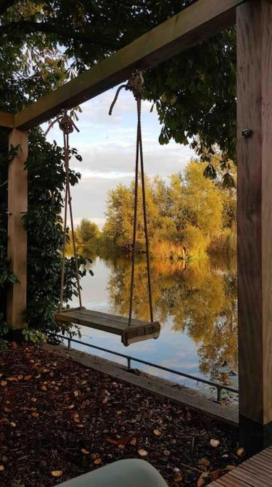 Villa Gezellige Pipo Met Grote Schommel Aan Het Water Medemblik Exterior foto