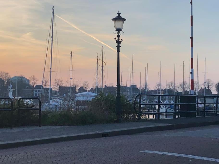 Villa Gezellige Pipo Met Grote Schommel Aan Het Water Medemblik Exterior foto