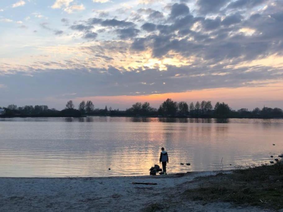 Villa Gezellige Pipo Met Grote Schommel Aan Het Water Medemblik Exterior foto