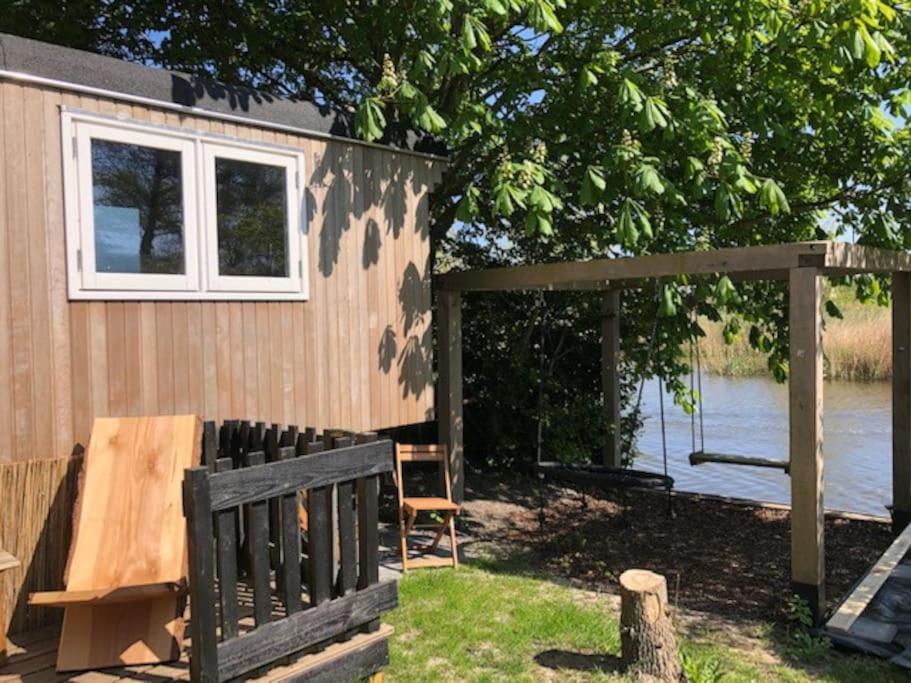 Villa Gezellige Pipo Met Grote Schommel Aan Het Water Medemblik Exterior foto