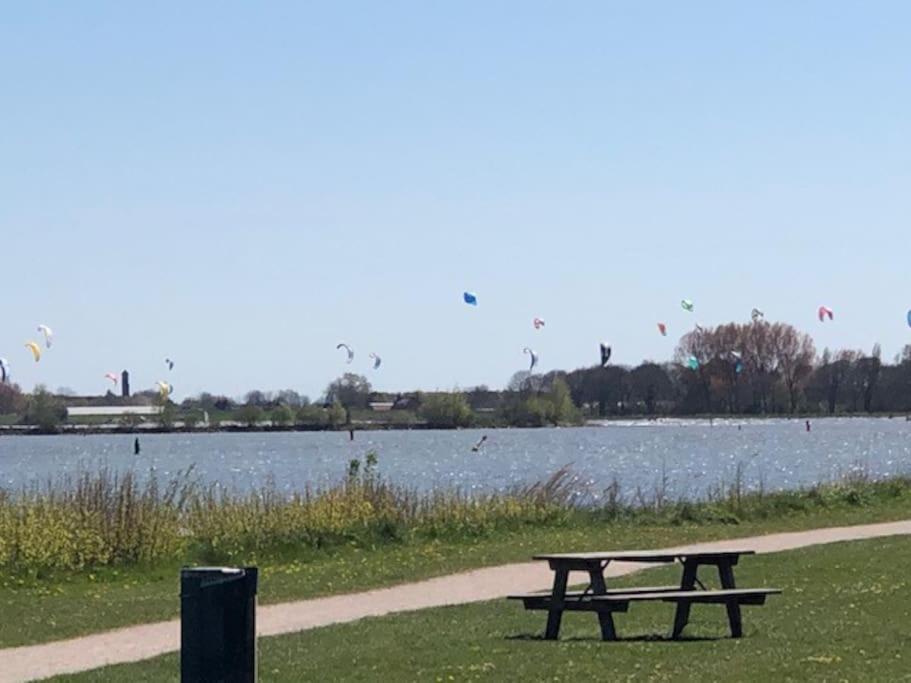 Villa Gezellige Pipo Met Grote Schommel Aan Het Water Medemblik Exterior foto