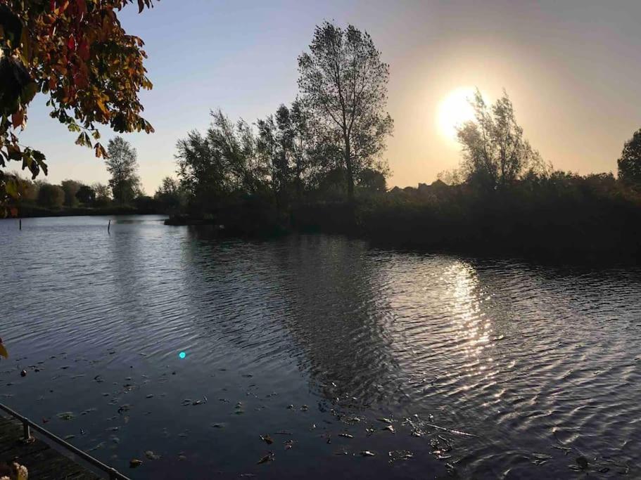 Villa Gezellige Pipo Met Grote Schommel Aan Het Water Medemblik Exterior foto