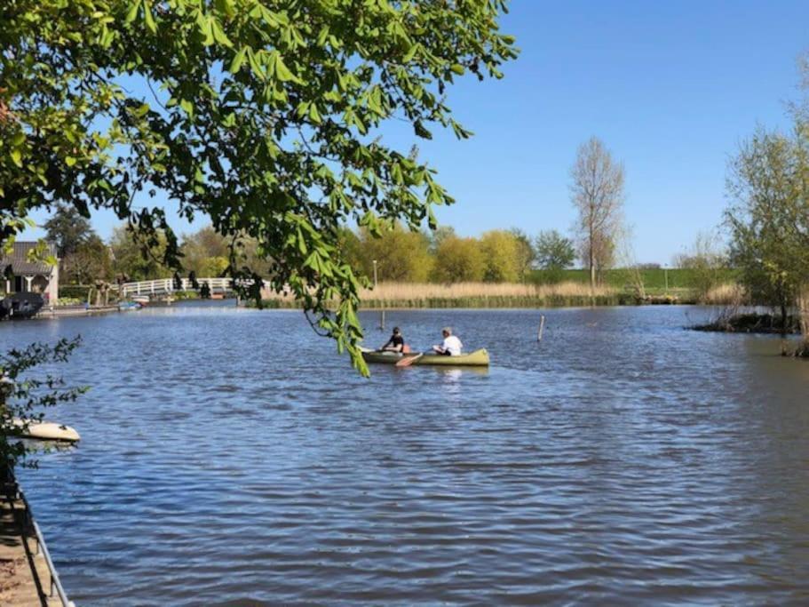 Villa Gezellige Pipo Met Grote Schommel Aan Het Water Medemblik Exterior foto