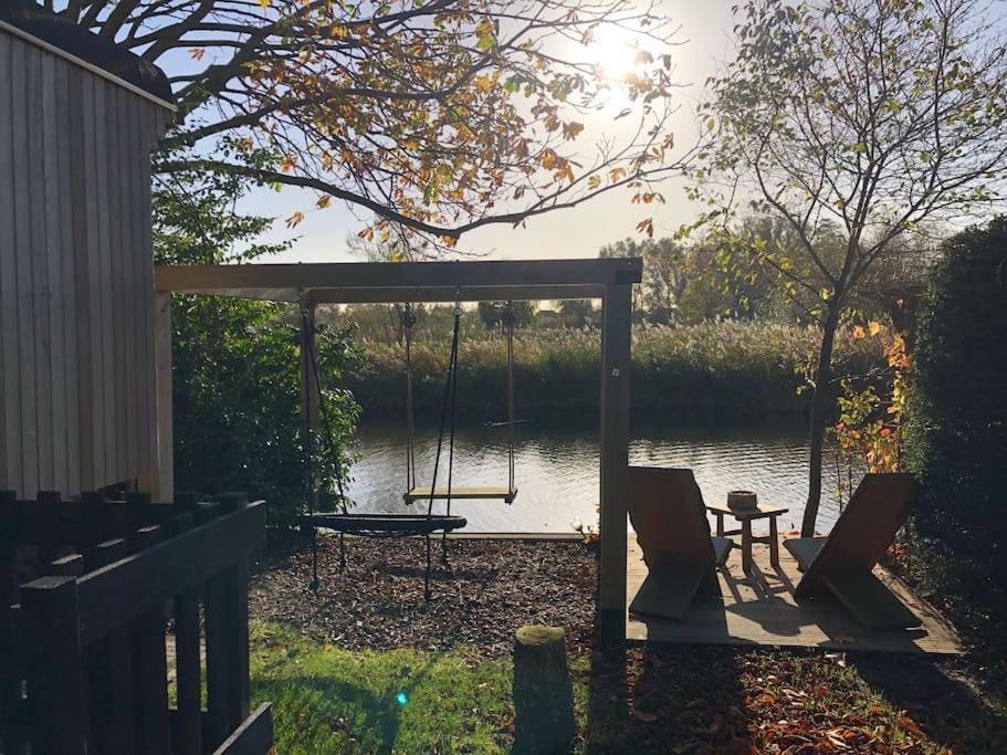 Villa Gezellige Pipo Met Grote Schommel Aan Het Water Medemblik Exterior foto