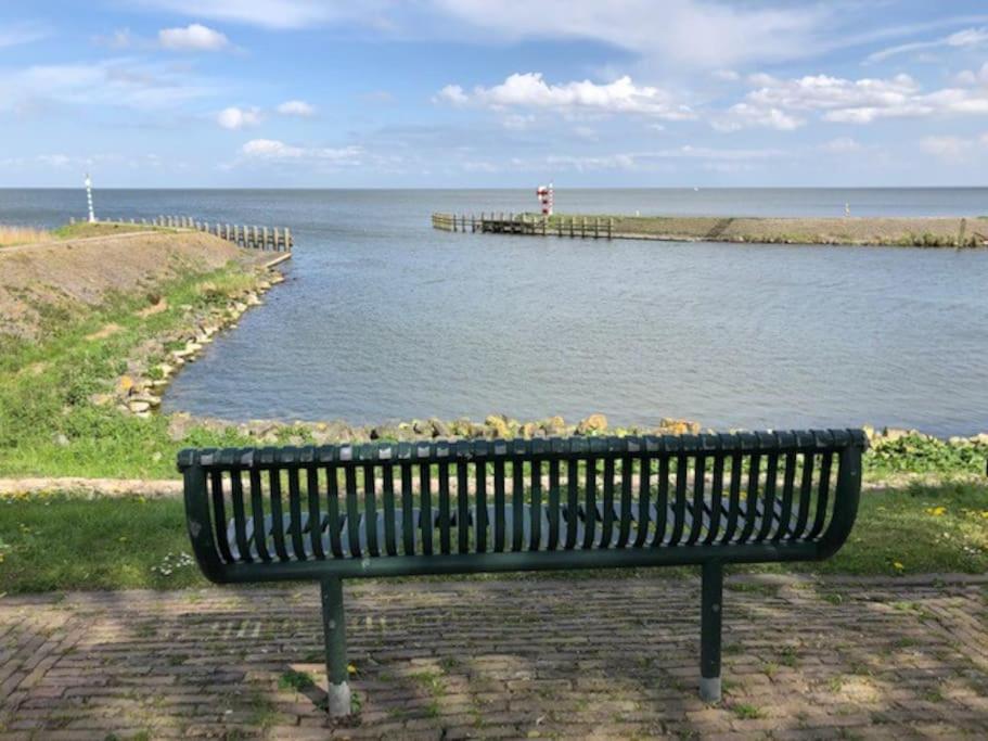 Villa Gezellige Pipo Met Grote Schommel Aan Het Water Medemblik Exterior foto